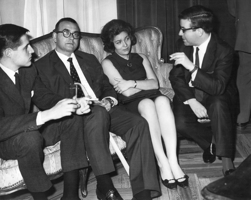 Cóctel de presentación de La tía Tula (1964), con Miguel Picazo y Pepe López Moreno y su mujer