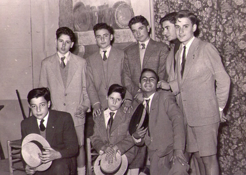 Areneros, 1953. En el centro, con un canotié en las manos