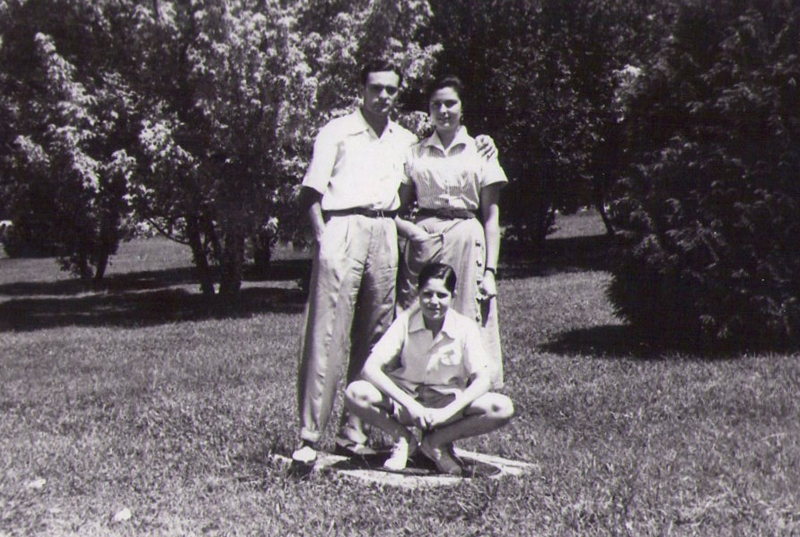 Con mis hermanos Antonio y Blanca, hacia 1955 en el Parque del Oeste