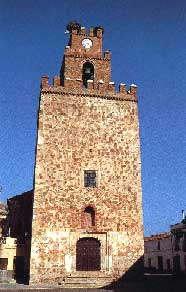 Foto: Torre almenada de la Parroquia de San Pedro