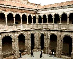 Foto: Claustro del Conventual Santiaguista