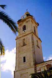 Foto: Torre y parroquia