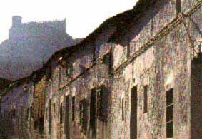 Foto: Calle de Puebla de Alcocer y castillo al fondo