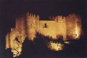 Foto: Vista nocturna del castillo de Segura de León