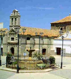 Foto: Fuente de la Plaza y convento al fondo